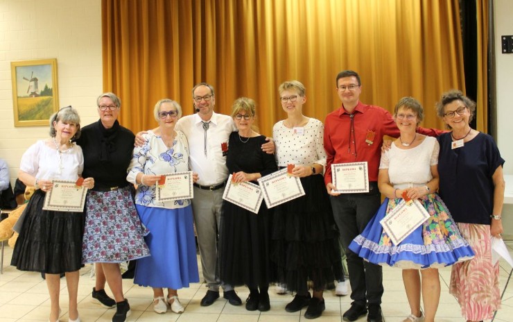 Frisch graduierte Tnzerinnen und Tnzer mit ihrem Caller im Square Dance Club Lucky Dukes, 15.9.2025